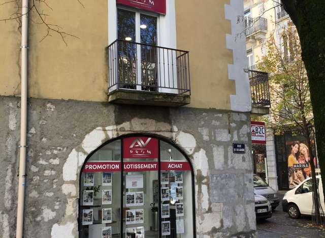 Photo de la vitrine de notre agence à Grenoble